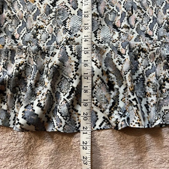 Vince Camuto Women's Tie-Front Snake Print Top Blouse, Gray Size XSmall - Picture 7 of 7